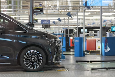 Working longer hours, layoffs and delayed bonuses: thousands of Mercedes employees protest