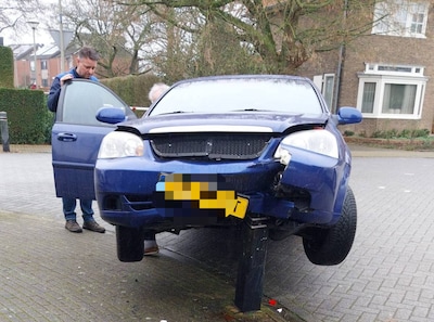 Hoe is dit mogelijk? Auto ‘vliegt’ niet tegen, maar óp een paaltje in Millingen