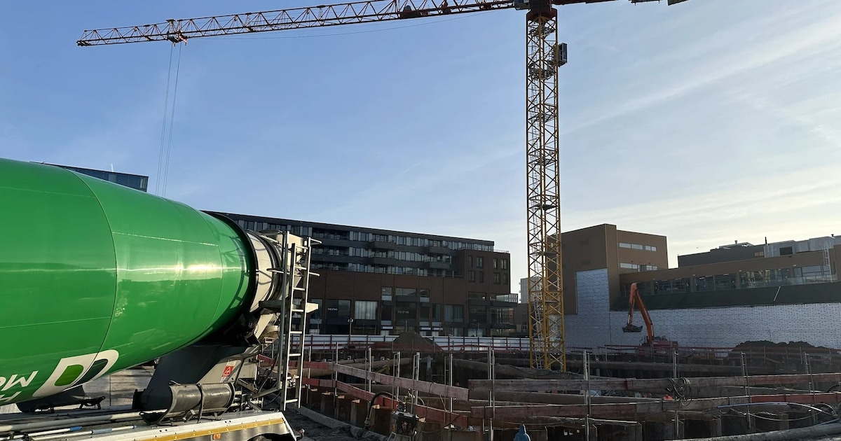 Torenkraan op nieuwe fundering geplaatst voor bouw 136 appartementen gebouw trom in Hoofddorp