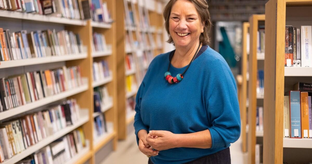 Burgemeester van Oudewater leest voor aan kinderen en ouderen