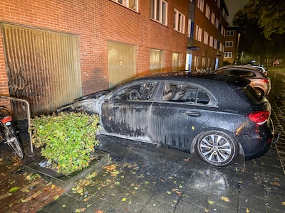 Auto brandt volledig uit voor flat in Ede
