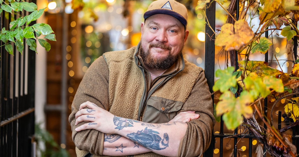 Nick Toet signeert bij boekhandel Veenerick in Roelofarendsveen