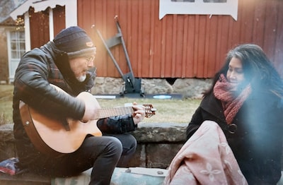 Na nacht samen brengt Robin in Winter vol Liefde bij kampvuur serenade aan Pearl: ‘Knuffelmaatje gev