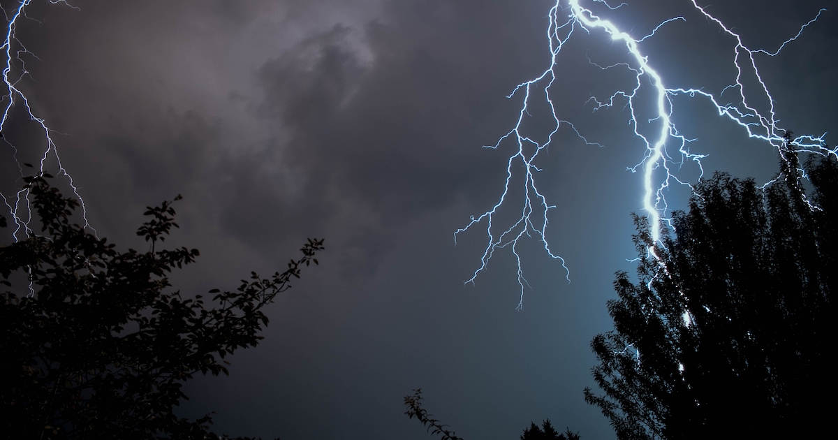 Stevige buien met een enkele keer onweer in Hattem in de ochtend