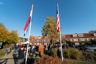 Oorverdovend geluid, bommen en granaten, vliegtuigen boven stad