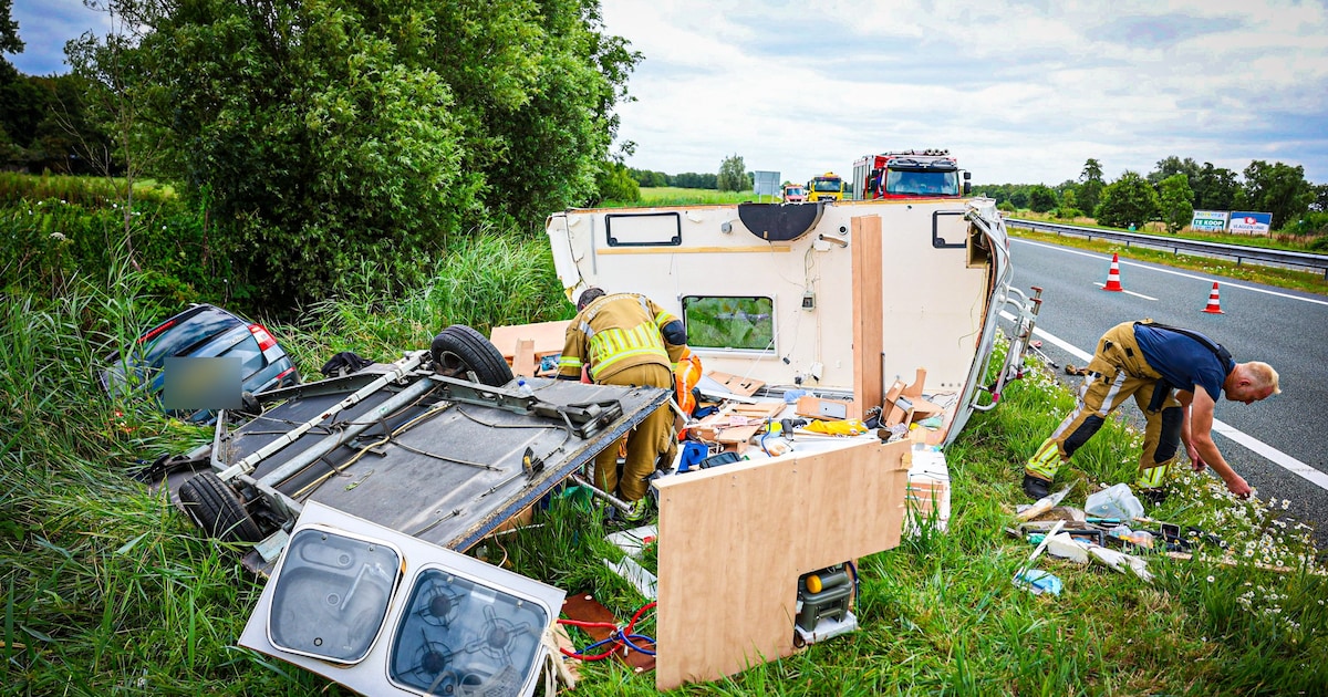 Vlieg wegslaan heeft grote gevolgen: vlak voor de camping wordt caravan verwoest bij ongeluk