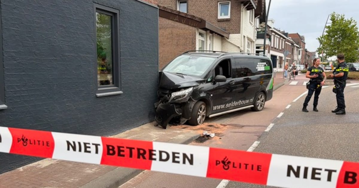 Bestelbus rijdt dwars tegen gevel in Landgraaf