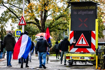 Demonstranten ondanks afgelasting toch de straat op: ‘De grootste middelvinger die wij kunnen opstek