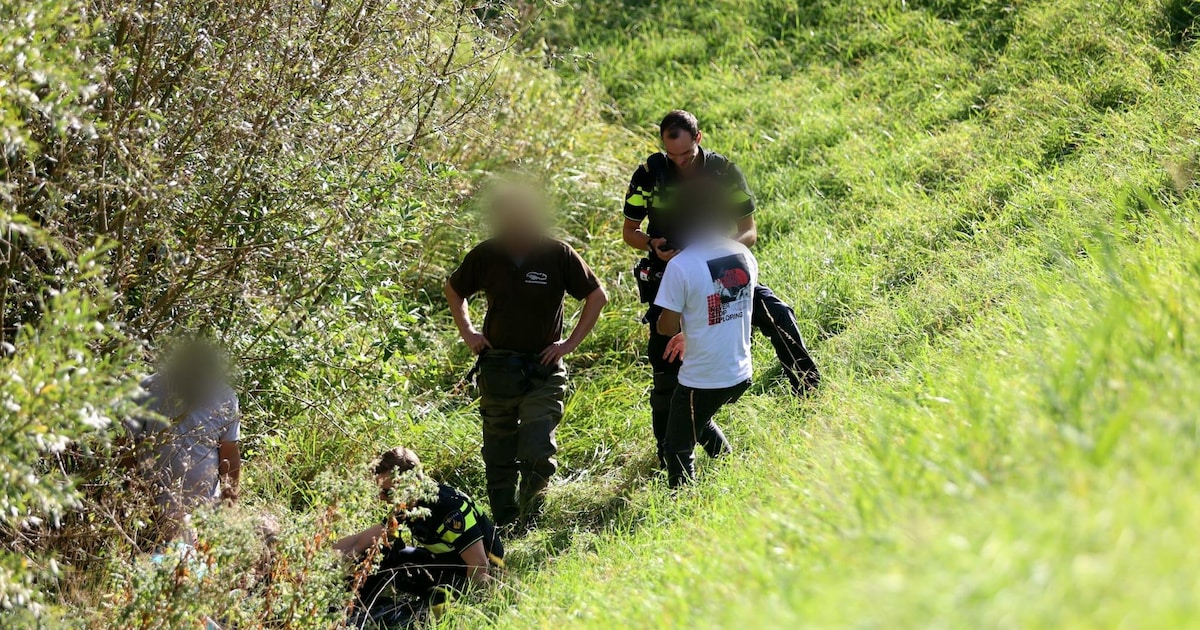 Fietser raakt gewond na val van metersdiepe dijk bij Sint Maarten