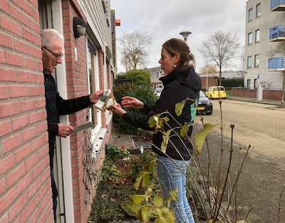 Vele ‘kerstbloembollen’ uitgedeeld aan huurders in Zwolle