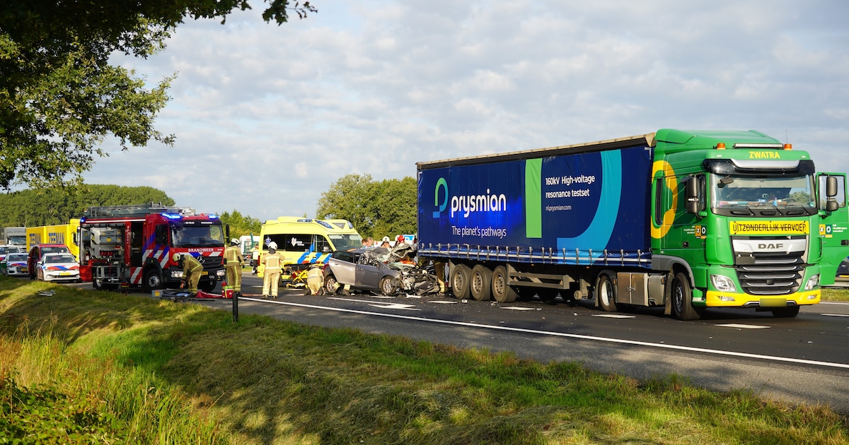 Dode en gewonde nadat auto achterop vrachtwagen botst op de A28 bij Veeningen, snelweg komende uren 