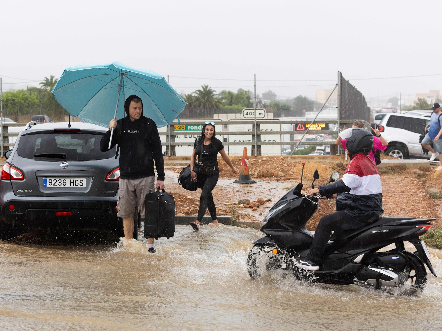 Flinke overstromingen op Ibiza door enorme buien: het regent zelfs door het dak van het vliegveld