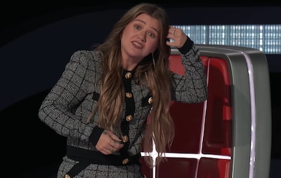 ‘Nog nooit meegemaakt’: Kelly Clarkson trekt extensions eruit op tv na opmerking van Voice-deelnemer