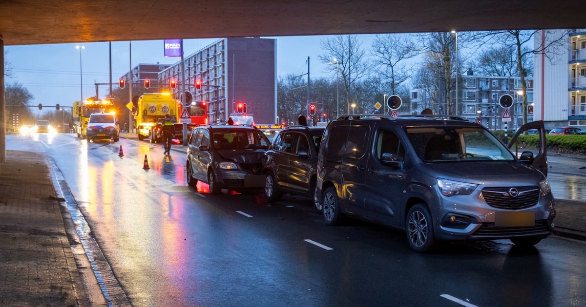 Kop-staartbotsing tussen drie auto's in Schiedam zorgt voor schade