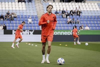 LIVE eredivisie | Feyenoord raakt al na twee minuten de paal in Zwolle, ook kans voor aanvoerder Valente