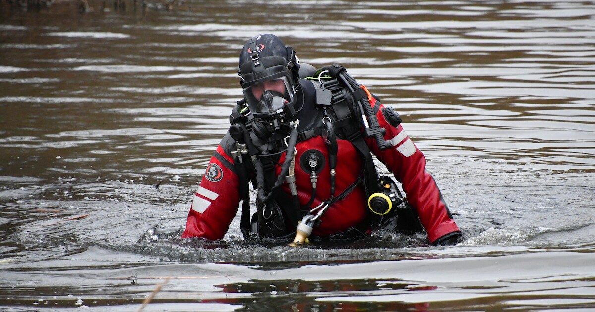 Duikteams ingezet nadat fiets langs waterkant wordt aangetroffen in Warmond