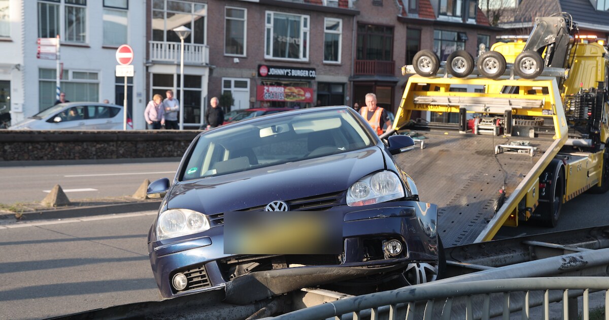 Auto komt op vangrail terecht op N44 bij Wassenaar