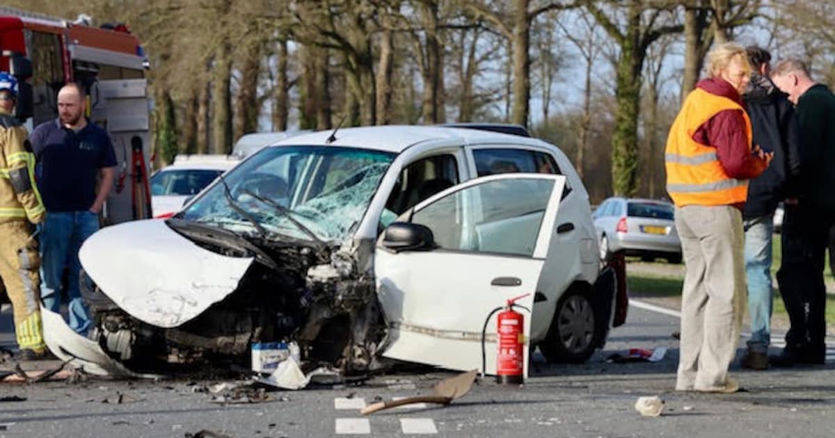 Meerdere gewonden bij aanrijding met drie voertuigen in Deurningen