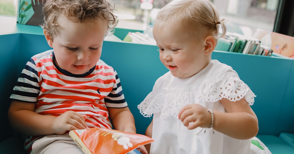 Vakmannen uit de bouw lezen voor in Bibliotheek Vlieland