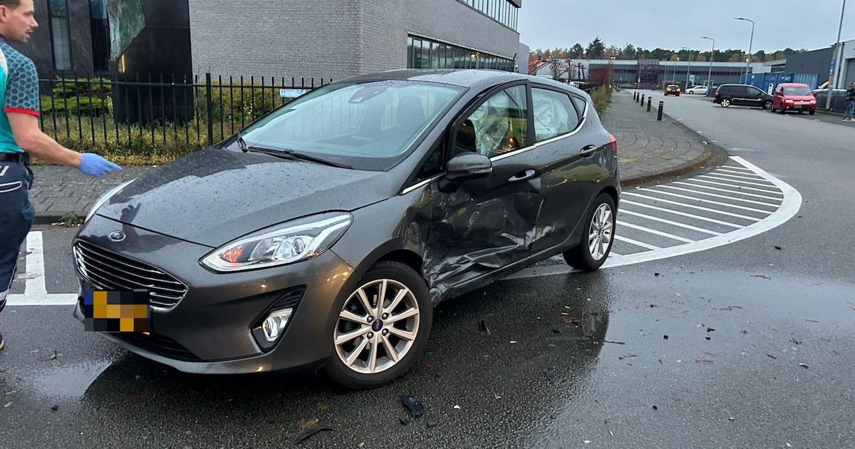 Twee auto’s fors beschadigd bij botsing in Eindhoven: vrouw nagekeken in de ambulance
