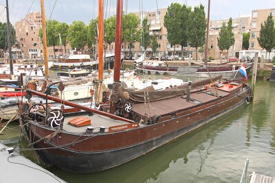 Drijvend wonen in hartje Rotterdam: boot van 109 jaar oud te koop voor 145.000 euro