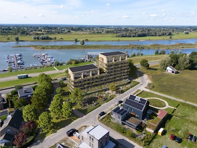 Aan de IJssel komt dit bijzondere gebouw (dat tot ver buiten Deventer aandacht trekt)