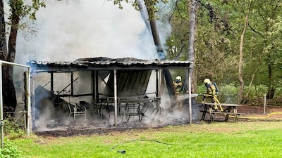 Hondenclub Aait Vedan ziet clubgebouw in Saasveld in vlammen opgaan: ‘Doet heel veel pijn’