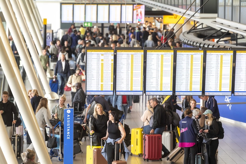 Reizigers op Schiphol, in het staartje van een lang Hemelvaartweekend.