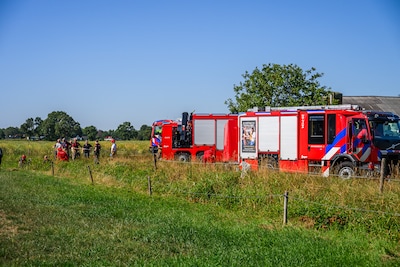 Paard zit uren vast in sloot in Chaam, brandweer moet massaal uitrukken