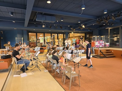 De Stefaantjes en andere orkesten staan op straat: ‘Dit vinden wij ook niet leuk maar het kost ons t