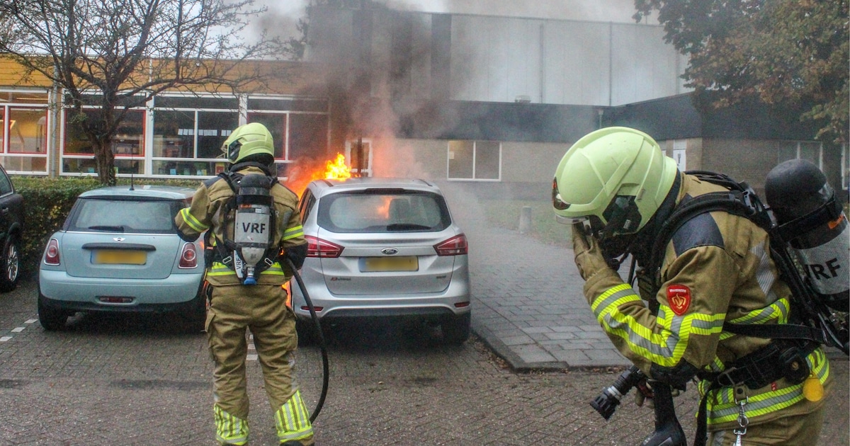 Auto in brand op parkeerplaats bij sporthal aan De Blink in Bolsward