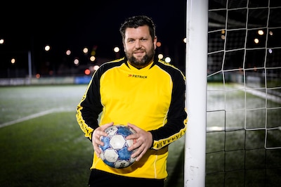 Lowie Holzken valt in als keeper bij SSW en stopt penalty: ‘Als Pip me nodig heeft, dan sta ik er’