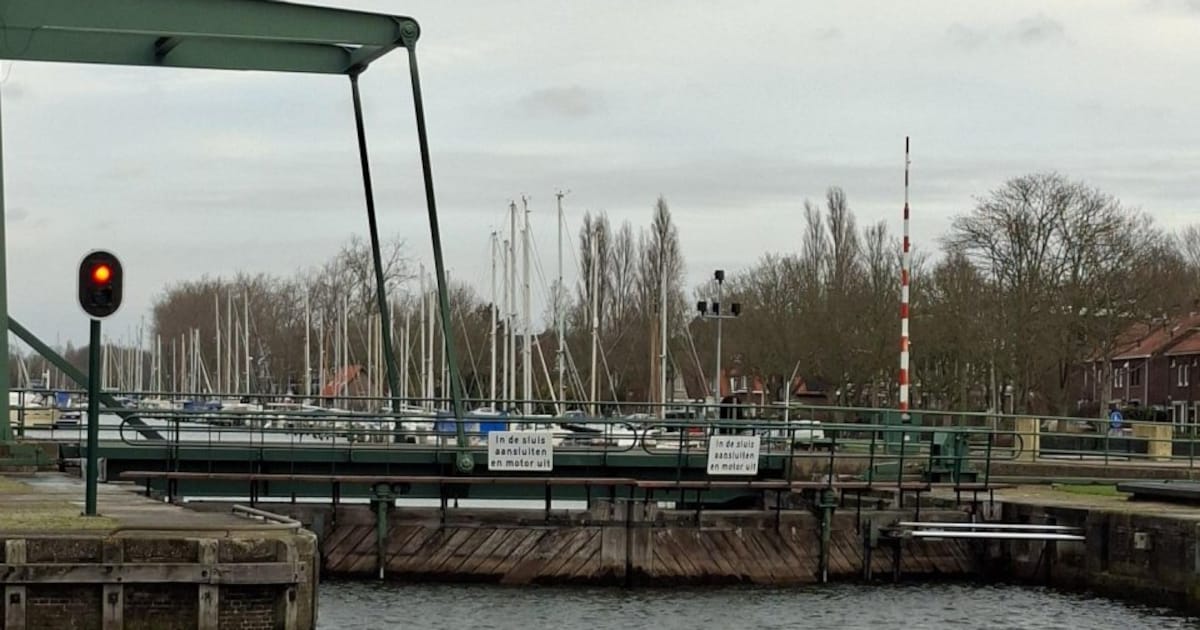 Sluis Kanaal door Voorne in Hellevoetsluis wordt weer deels in gebruik genomen