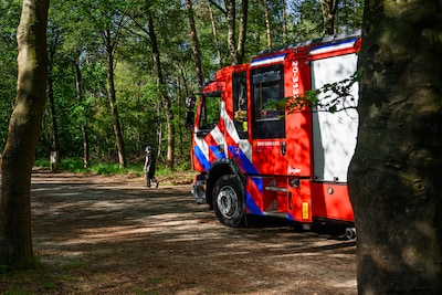 Brandweer blust brandende tas in Mastbos Breda