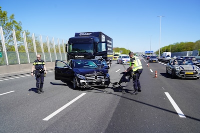 Vrachtwagen en auto botsen op A28 bij Zwolle