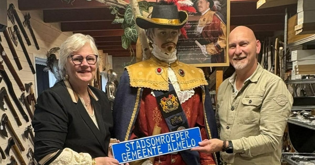 Almelose winkel eert stadsomroeper René Coupée: 'Hij verdient een eerbetoon'