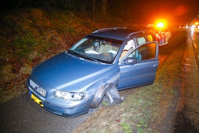 Wielen breken af na botsing in Beekbergen, één gewonde