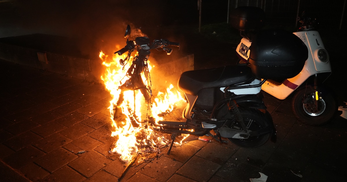 Deelscooter door brand verwoest op Leeuwenburgstraat in Groningen