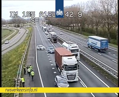 Vrachtwagen en auto botsen op de A12 bij Zevenaar: half uur vertraging naar Arnhem