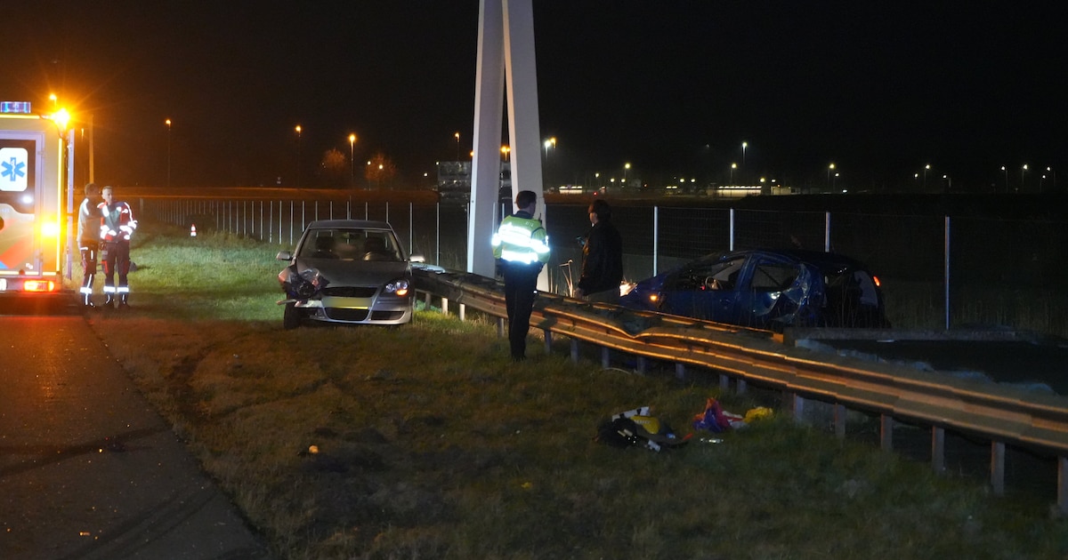 Auto over de kop bij forse aanrijding op N46 in Groningen