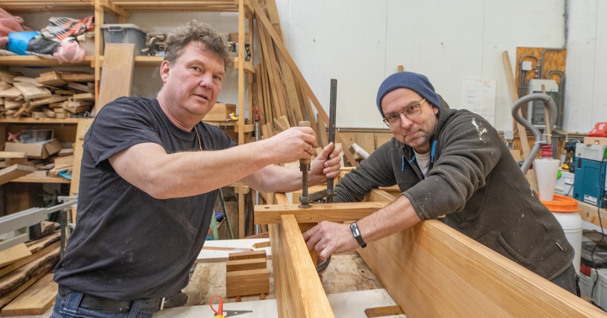 Alex en Bas redden bomen van versnipperaar en geven ze tweede leven: ‘Die geur van hout, dat wil toc