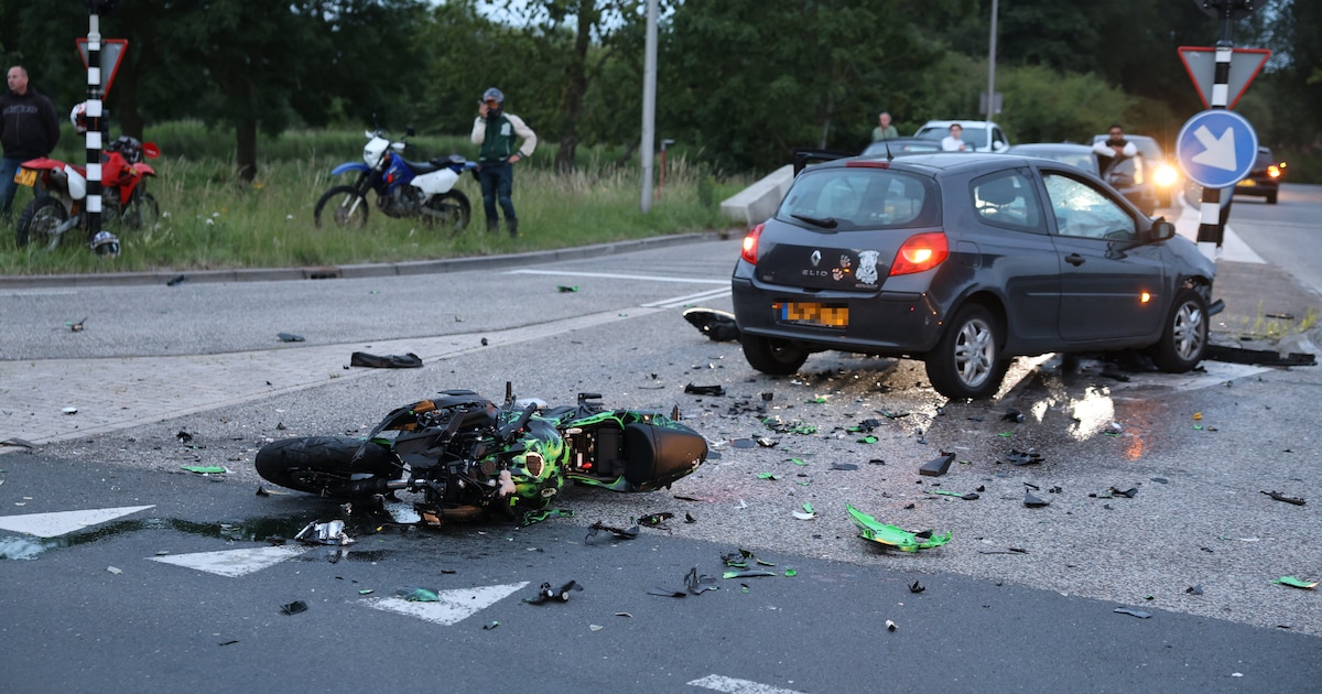 Weg bezaaid met brokstukken na harde botsing met motor in Zoetermeer