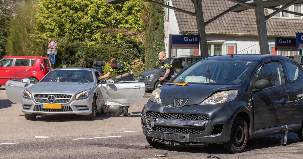 Bestuurster mee naar politiebureau na botsing bij tankstation in Soest