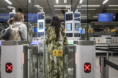Lange rijen op Schiphol door storing elektronische paspoortcontrole: alle reizigers handmatig gecontroleerd