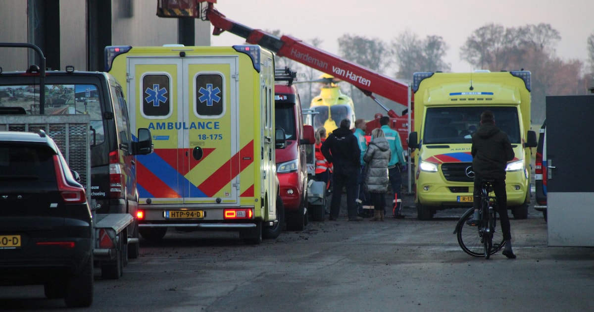Man valt van dak tijdens werkzaamheden in Giessenburg en raakt zwaargewond