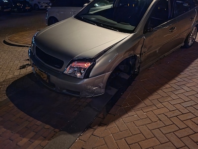 Auto rijdt lantaarnpaal omver in Ede