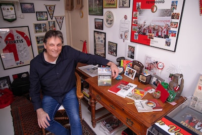 Boudewijn schrijft 2000 pagina’s over grote liefde Feyenoord: ‘Van Hooijdonk hielp me door de donker