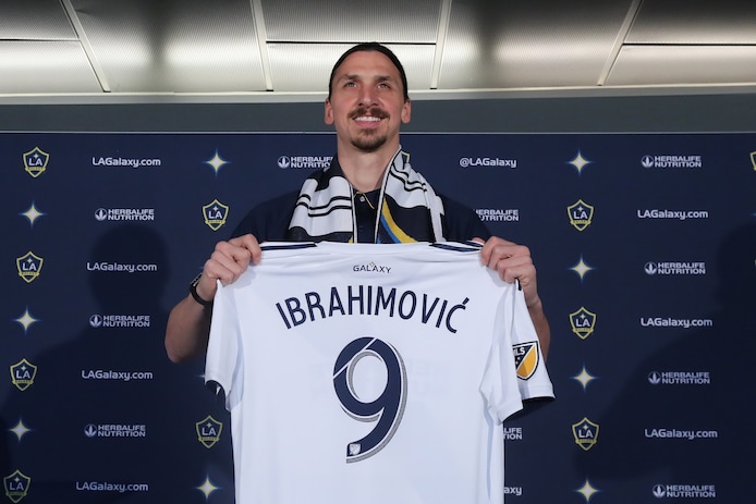 zlatan-ibrahimovic-poseert-met-het-shirt-van-la-galaxy-in-2018