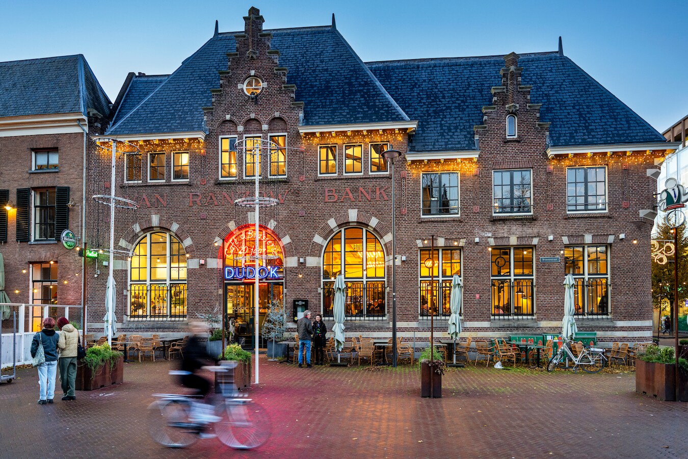 De ontzettende galm hoort erbij in een stadse brasserie als deze, de ...