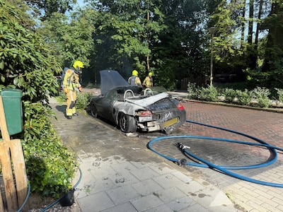 Porsche op Baden Powellstraat in Groesbeek vliegt in de fik